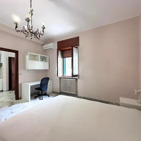 Con 3 Matrimoniali E 3 Bagni 莱切